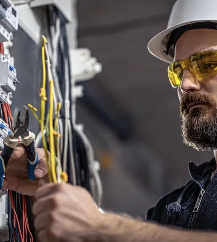 Profissional da CS Reparo realizando manutenção residencial em Curitiba